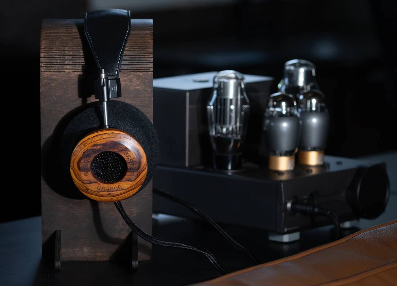 grado-gs3000-classic-series-headphones-lifestyle-4_1920x.jpg