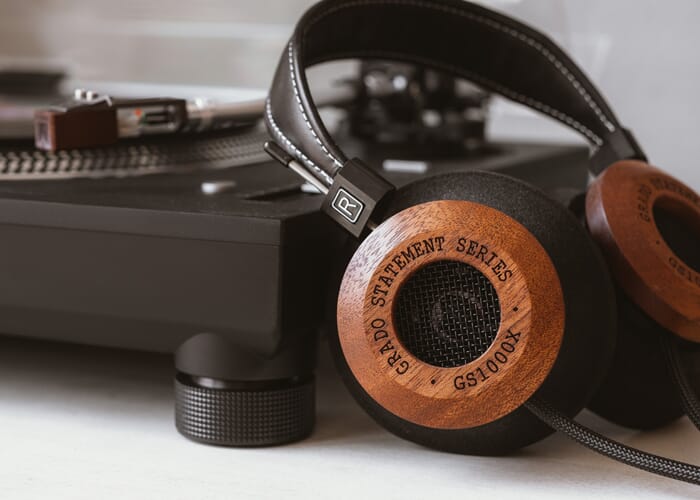 Grado Labs er en liten, familieeid produsent fra Brooklyn, New York, som i over 70 år har laget hodetelefoner og pickuper for dem som virkelig bryr seg om lyd.