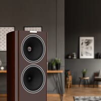 980009892_Rel F704-lifestyle.jpg