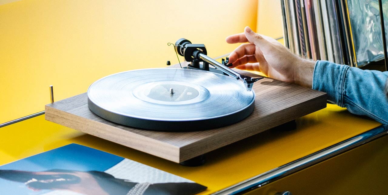 Debut-EVO2-walnut-lifestyle_1.jpg Debut-EVO2-walnut-lifestyle_1.jpg