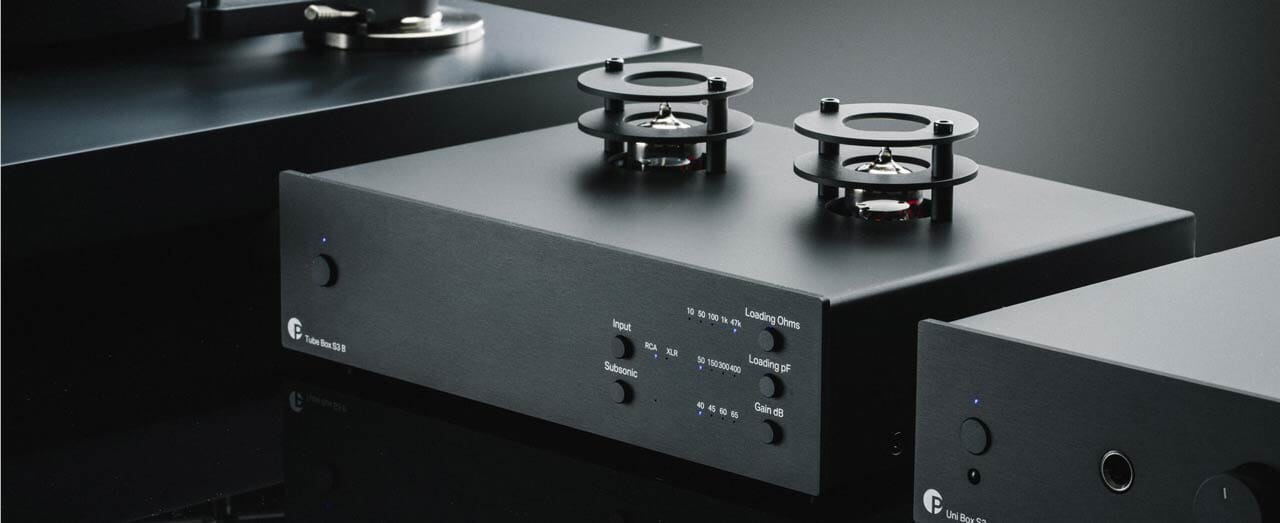 1280WEB_Image_Pro-Ject_Tube_Box_S3_B_-_sort_Balansert__tube-box-s3-b-lifestyle-2-1172729148_plid_29004.jpg 1280WEB_Image_Pro-Ject_Tube_Box_S3_B_-_sort_Balansert__tube-box-s3-b-lifestyle-2-1172729148_plid_29004.jpg