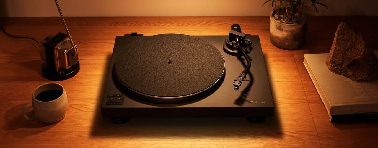 Technics_SL-40CBT_Direct_Drive_Turntable_lifestyle_2.jpg