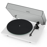 WEB_Image_Pro-Ject_T1_EVO_-_hvit_Platespiller_med__t1-evo-matt-white_feltmat_dustcover-fron1925174939_plid_25551.jpg
