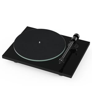 WEB_Image_Pro-Ject_T1_EVO_-_piano_sort_Platespille_t1-evo-hg-black_feltmat-front-cutout1148726573_plid_25533.jpg