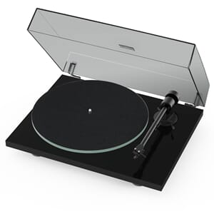 WEB_Image_Pro-Ject_T1_EVO_-_piano_sort_Platespille_t1-evo-hg-black_feltmat_dustvocer-front-1653962095_plid_25533.jpg